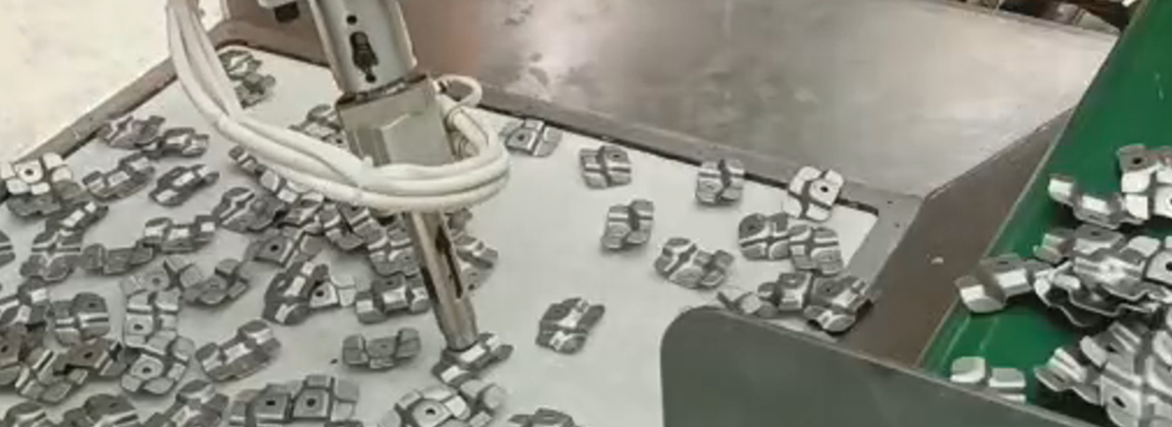 视觉引导螺母焊无序抓取