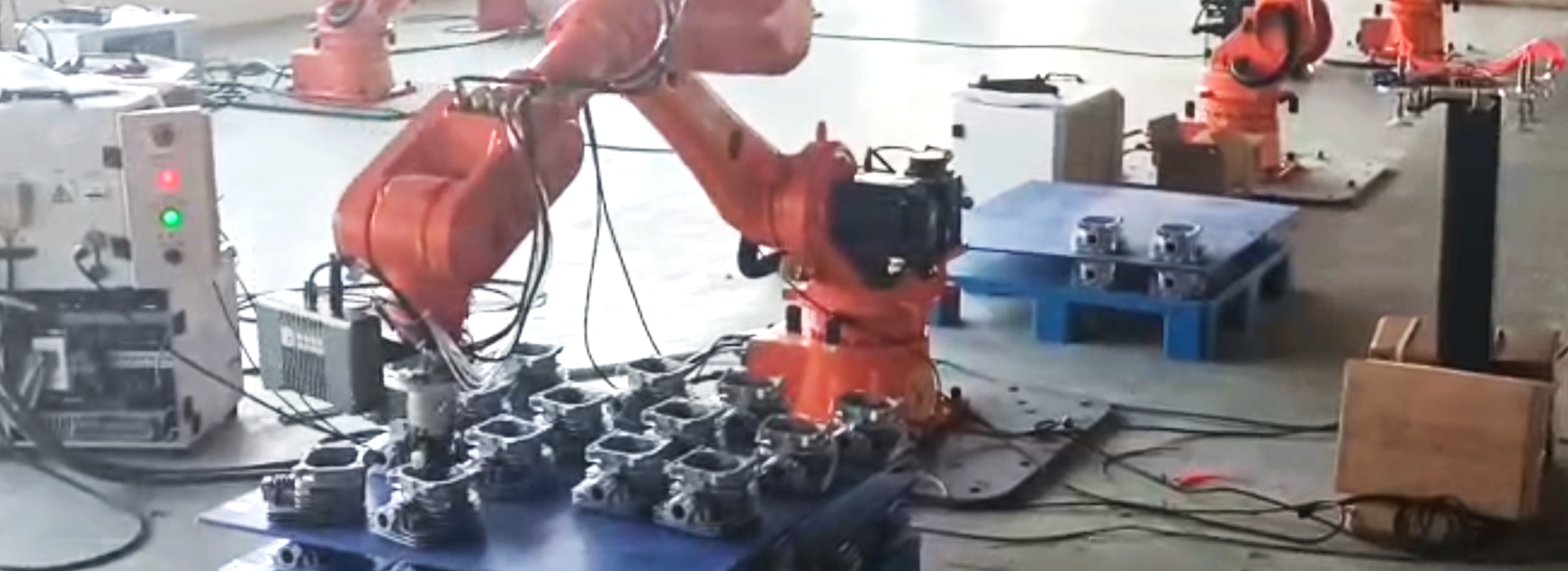 视觉引导摩托车缸体有序上料